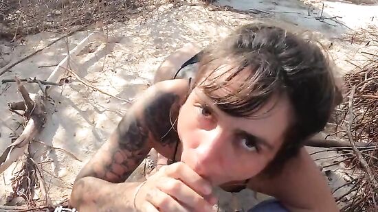 Влюбленная пара трахается на безлюдном пляже