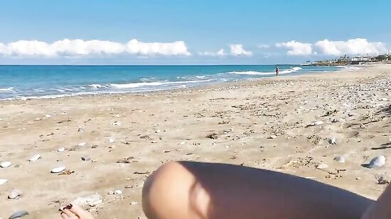 Довела мужа до оргазма, когда люди гуляли по пляжу