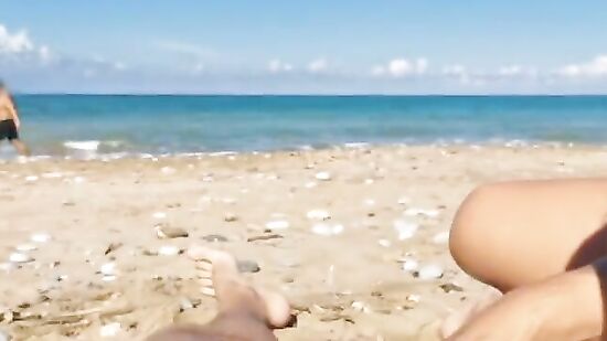 Довела мужа до оргазма, когда люди гуляли по пляжу