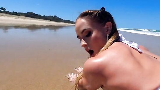 Качественное порно на пляже 2022 - реальна пара трахается на пляже возле океана