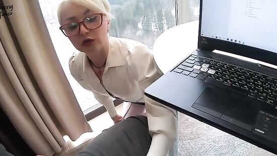 Училка берет в рот и даёт в жопу студенту во время подготовки к сессии