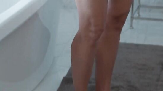 Сладкая мама друга поняла, что парень хочет секса и сама собланила его