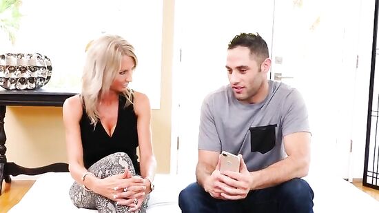 Трахнул маму друга и кончил ей в зрелую киску