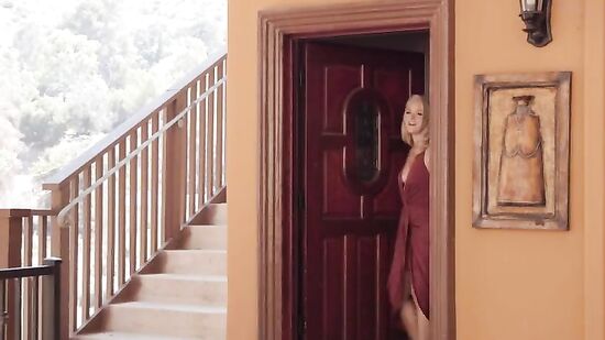 Пышная мама друга думала парень уже спит, а он подсматривал за ней