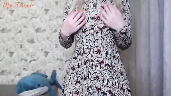 Молодая москвичка включила музыку и светит телом на камеру