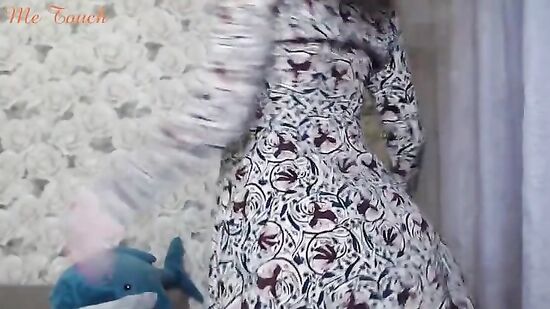 Молодая москвичка включила музыку и светит телом на камеру