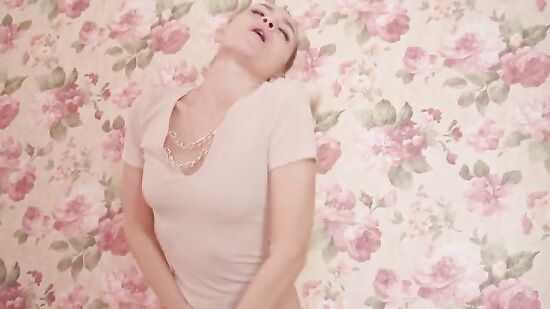 Русская красотка из Москвы, танцует стриптиз и очень сильно хочет секса