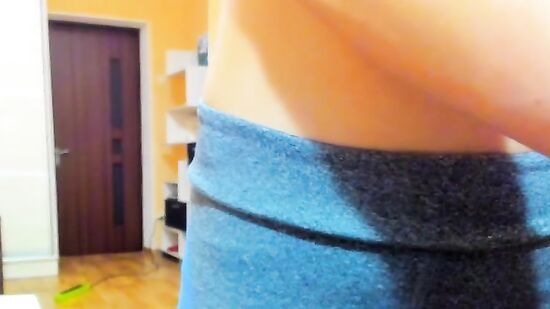 Девушка милашка, показывает нежное тело и танцует легкий стриптиз