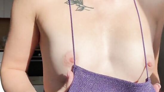 Когда командировке, девушка записывает ему домашние стриптизы, чтобы он не скучал