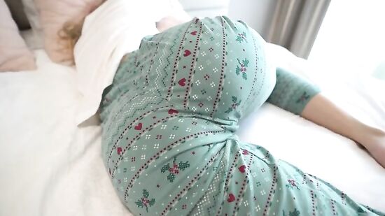 Случайно возбудила парня на секс, когда лежала на кровати