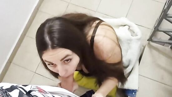 Не смогла долго терпеть, показала красивую грудь и отсосала в подьезде