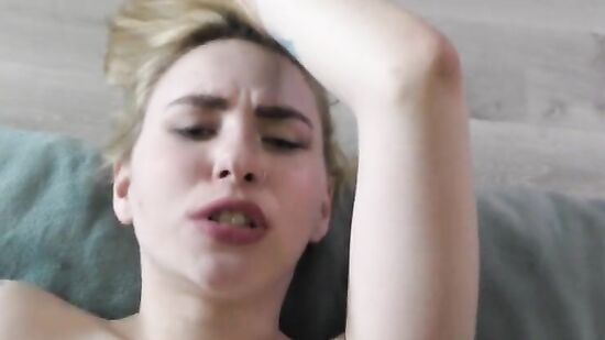 Сексуальная соседка зовет парня помочь ей с игрой