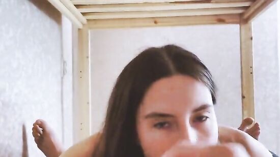 Соседка по хостелу делает минет новому знакомому и дрочит ножками от первого лица