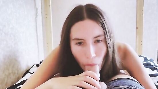 Соседка по хостелу делает минет новому знакомому и дрочит ножками от первого лица