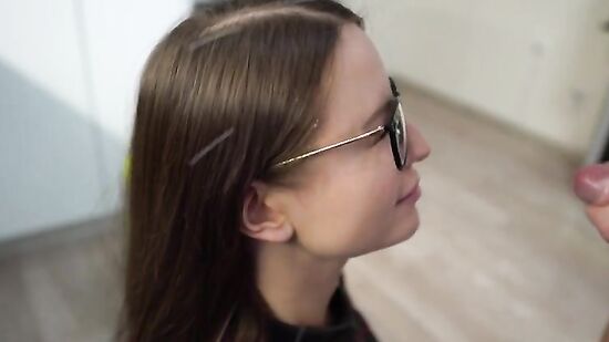 Соседка отсосала член и дала кончить на очки