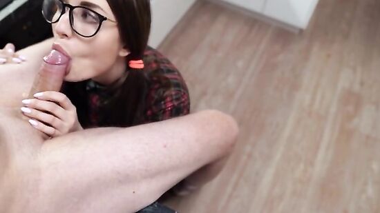 Соседка отсосала член и дала кончить на очки