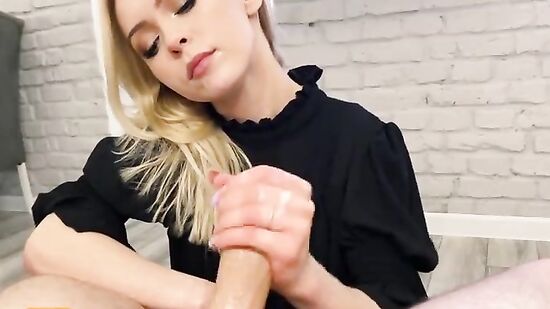 Красивая русская соседка зашла в гости и сделала, ну очень приятный минет