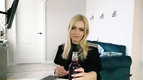 Красивая русская соседка зашла в гости и сделала, ну очень приятный минет