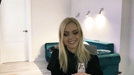 Красивая русская соседка зашла в гости и сделала, ну очень приятный минет