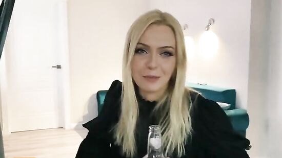 Красивая русская соседка зашла в гости и сделала, ну очень приятный минет