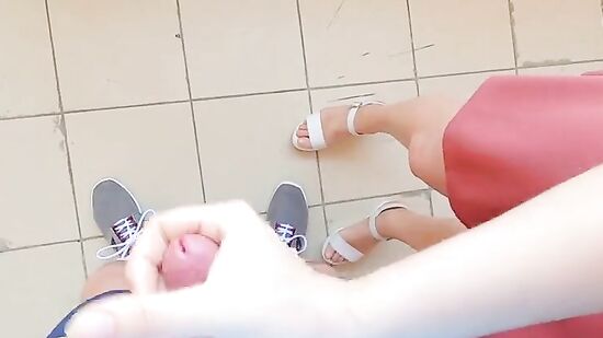 Соседка вышла на балкон постоять, потому что дома было душно