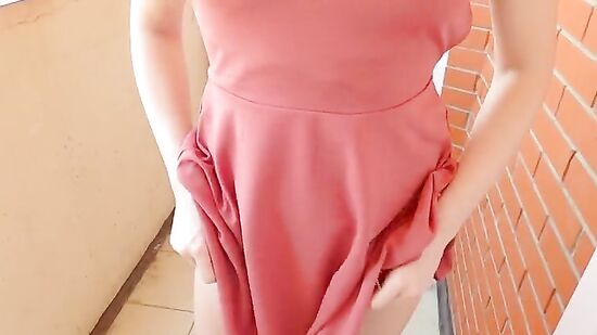 Соседка вышла на балкон постоять, потому что дома было душно