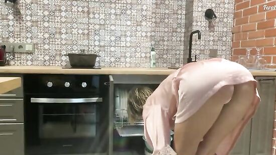 Жена возбудила мужа, когда стояла в позе раком