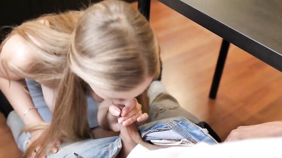 Показала сиськи на собеседовании, чтобы получить работу секретарши