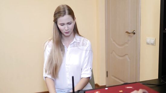 Показала сиськи на собеседовании, чтобы получить работу секретарши