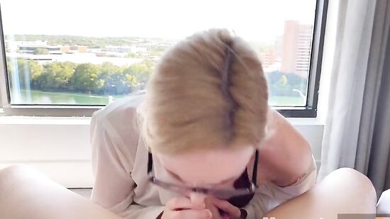 Секретарша ходит на работу ради премии, а босс ради секса с ней