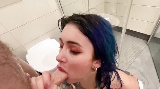 Похотливая подруга любит жесткий трах в анал и в ротик