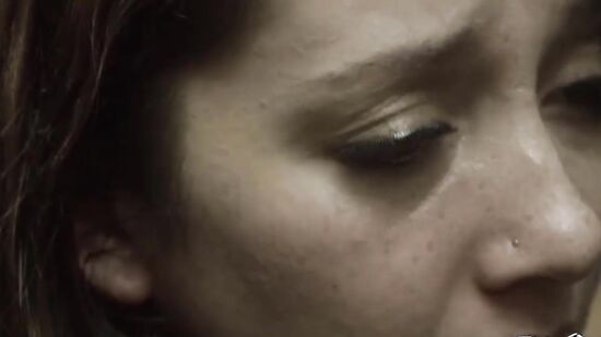 Азиатка смотрит, мастурбирует и чуть не кончает, когда мужик трахает другую