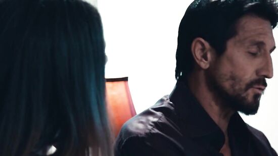 Семейное порно втроём с мачехой и отчимом в одной кровати