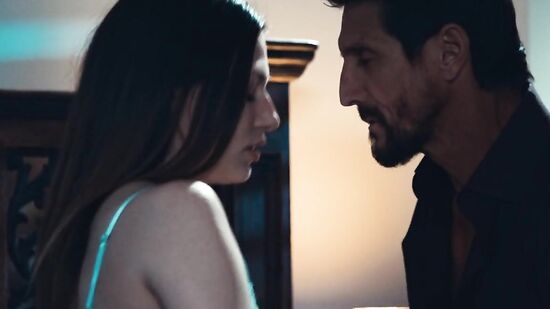 Семейное порно втроём с мачехой и отчимом в одной кровати