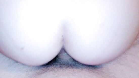 Парень трахает подругу с супер попкой в классной позе наездницы