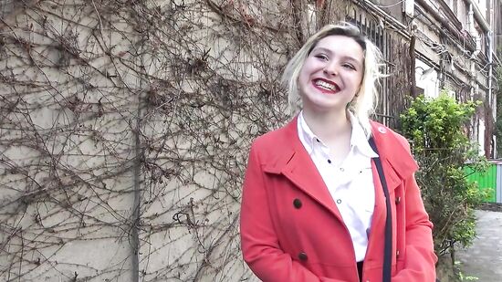 19 летняя студентка из Парижа разговаривает с незнакомцем