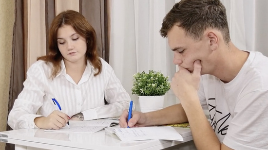 Скромные студенты сделали небольшой перерыв на сладкий секс