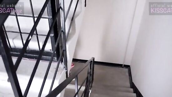 Сводная сестра разговаривает по телефону с парнем и сосет брату