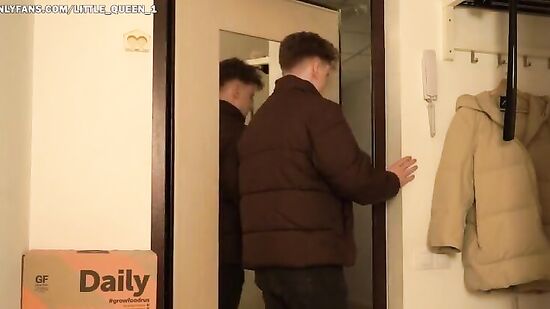 Курьер принес девушке посылку, а она соблазнила его на домашний секс