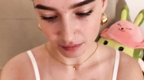 Женушка сосет и принимает сперму на сиськи