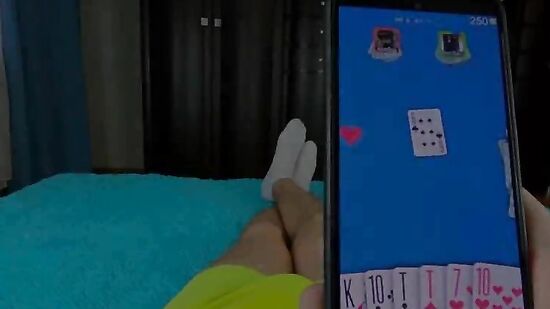 Похотливая сводная сестра отвлекает парня, потому что хочет секса