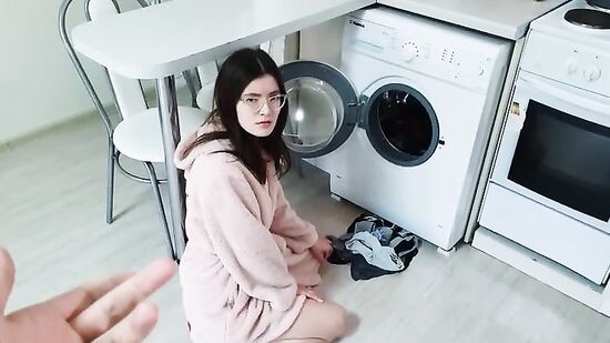 Прекрати! Сводная сестра застряла в посудомойке, а брат пристает