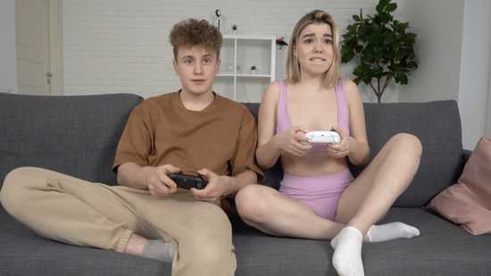 Пока дома никого нет, играем со сводной сестрой в PS и трахаемся