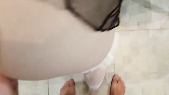 Женушка с тугой попкой принимает член внутрь