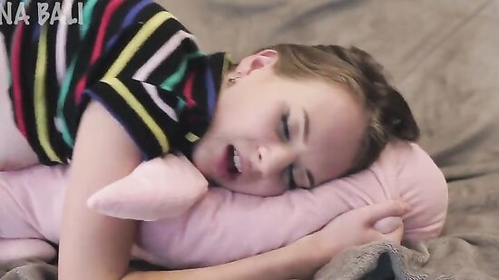 РУсская девушка отдалась мастеру, за то что починил телефон