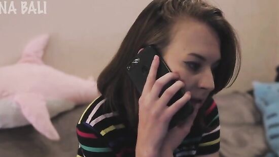 РУсская девушка отдалась мастеру, за то что починил телефон