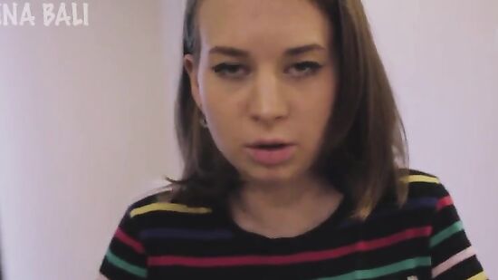 РУсская девушка отдалась мастеру, за то что починил телефон