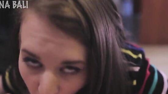 РУсская девушка отдалась мастеру, за то что починил телефон