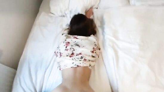 Трахнул свою малышку в колготках и кончил на красивую попку