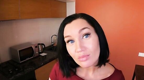 Зрелая мамочка хочет пасынка, и даёт ему, когда он приходит в гости